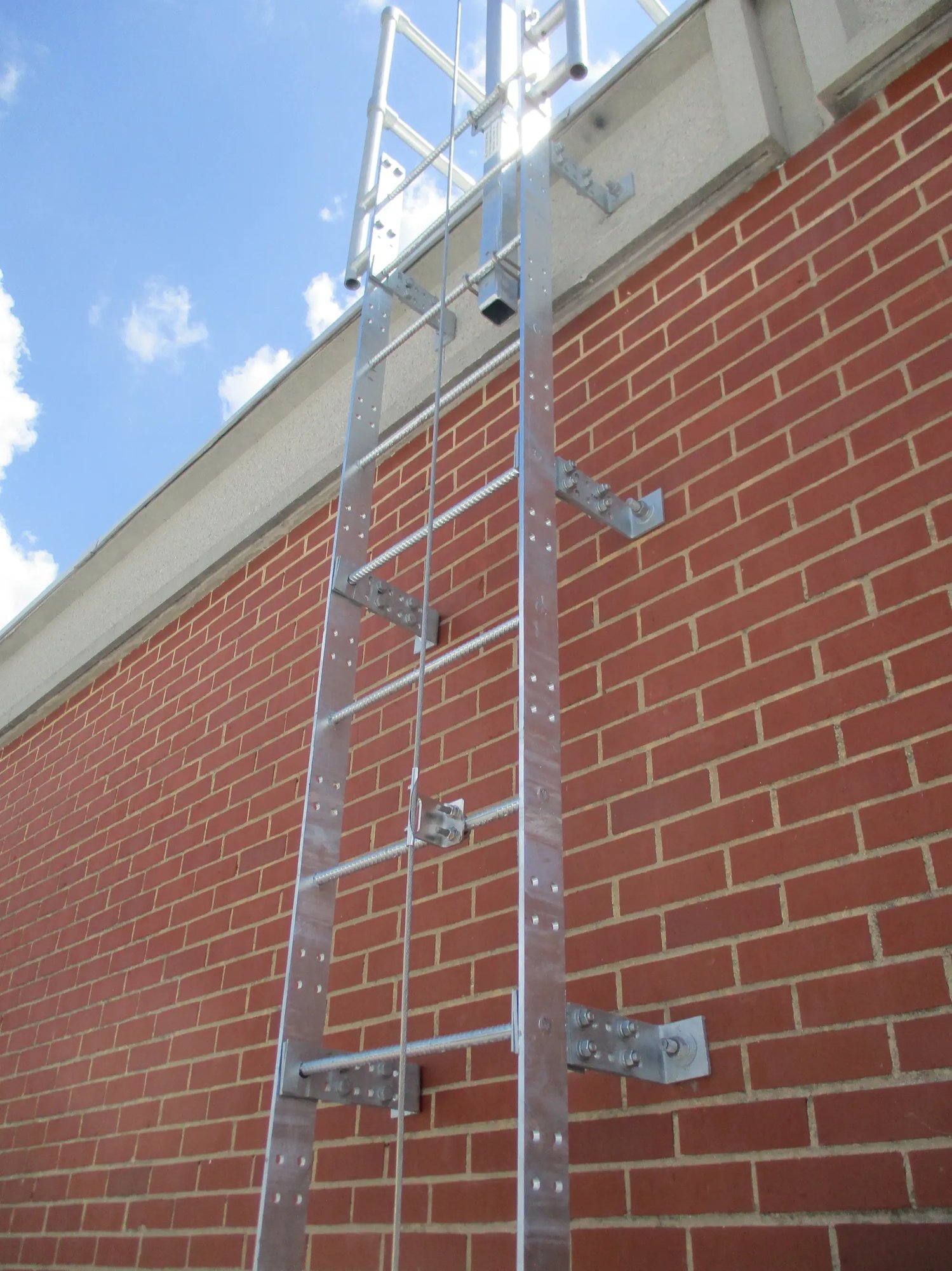 Fixed Ladder with vertical lifeline