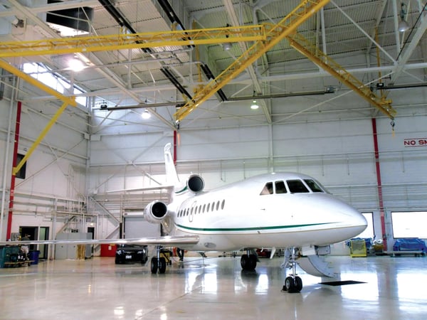 aircraft and aircraft hangar with overhead fall protection